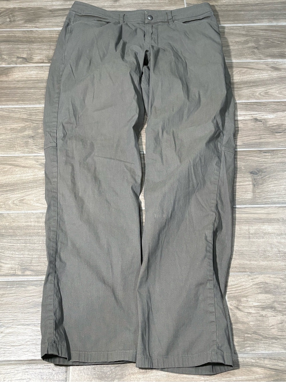 Lululemon Mens Commission Slim 32x31 Light Gray ABC Technology Casual Trousers